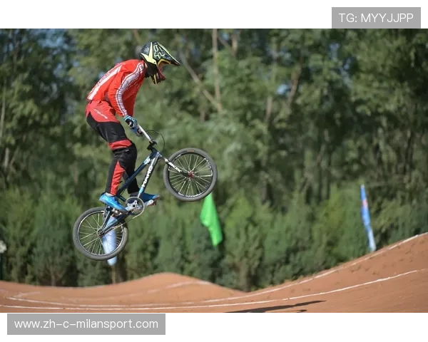 BMX 小轮车选手飞跃障碍近乎失重