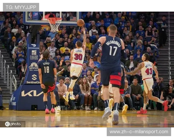 勇士训练赛：库里命中多次高难度出手