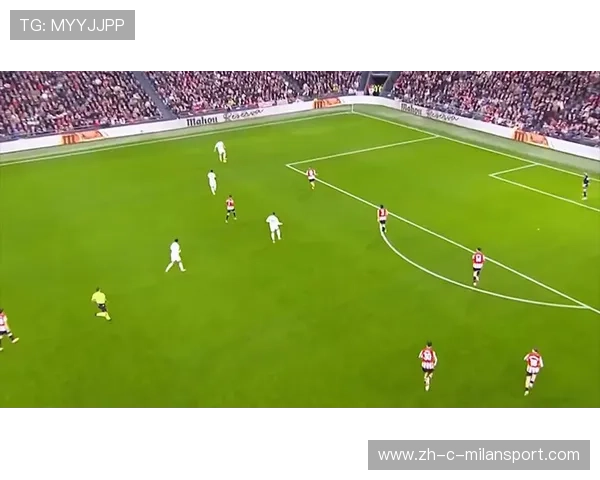 姆巴佩连续假动作后低平传中，法国前场配合到位