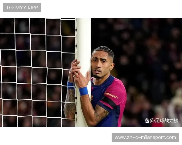 巴萨中路穿插推进，拉菲尼亚搓射直挂远角